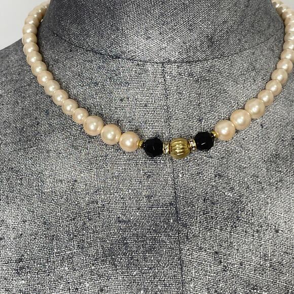 Faux pearl necklace in gold tone setting with black beads costume jewelry classy - Picture 4 of 10